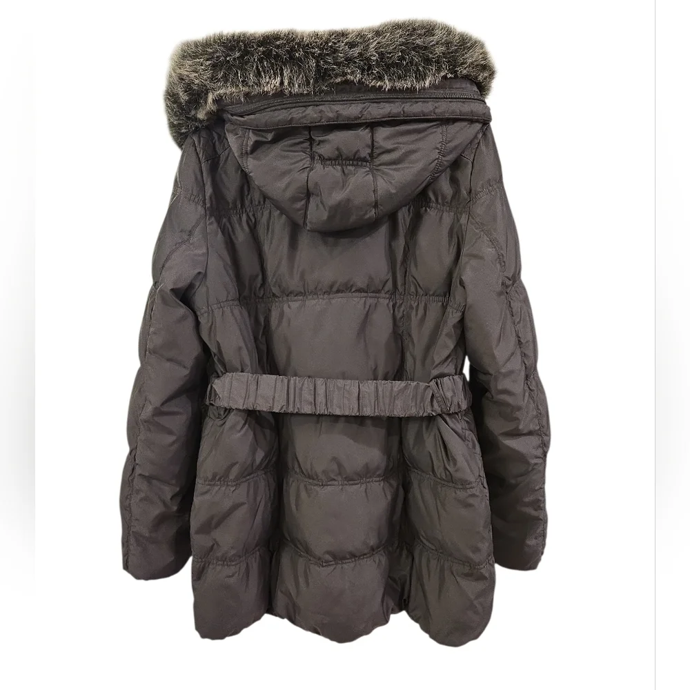 BETSEY JOHNSON DOWN BLEND PUFFER COAT WITH FAUX FUR HOOD AND BELTED WAIST. SZ MD